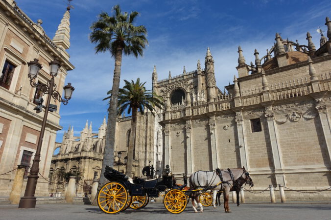 eine Kutsche vor der Kathendrale in Sevilla