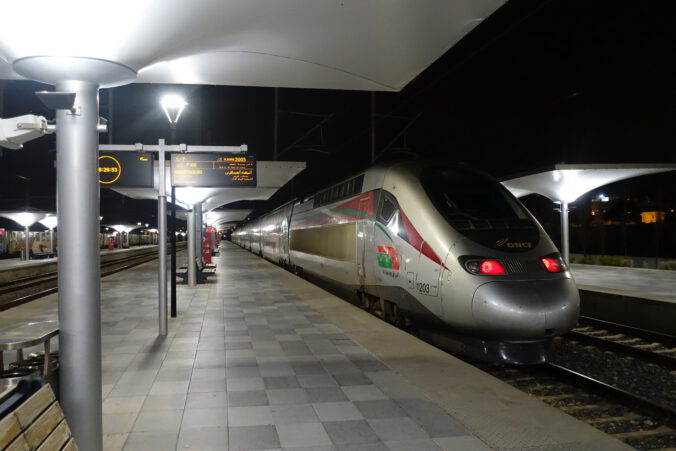 Der Al Boraq steht in Tanger für die Abfahrt nach Cassablanca bereit