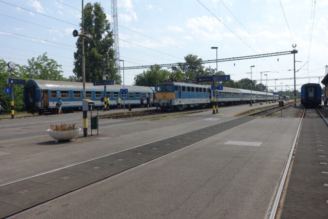 Züge warten auf die Abfahrt in Szeged
