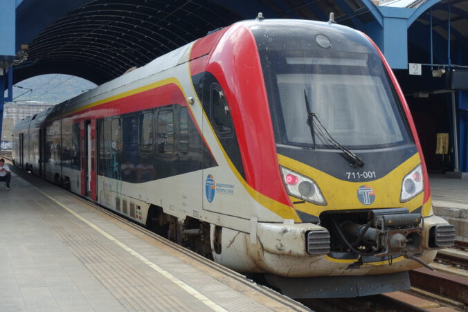 Ein Zug des chinesischen Herstellers CRRC im Bahnhof Skopje