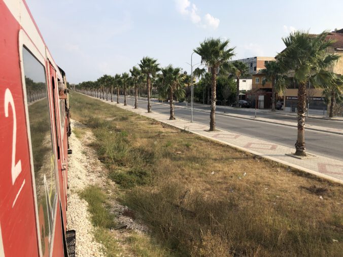 Zug in Albanien auf dem Weg nach Lushnje
