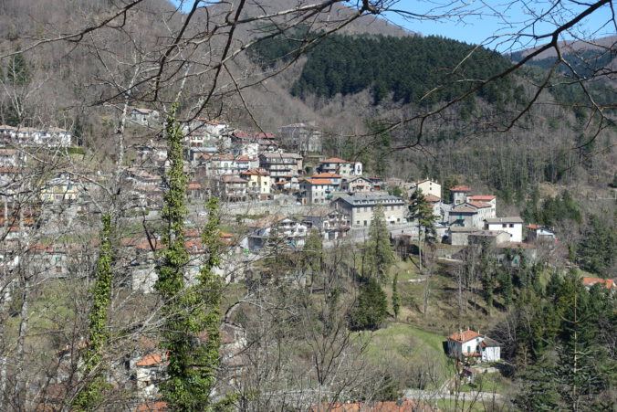 kleines Bergdorf auf der Wanderung