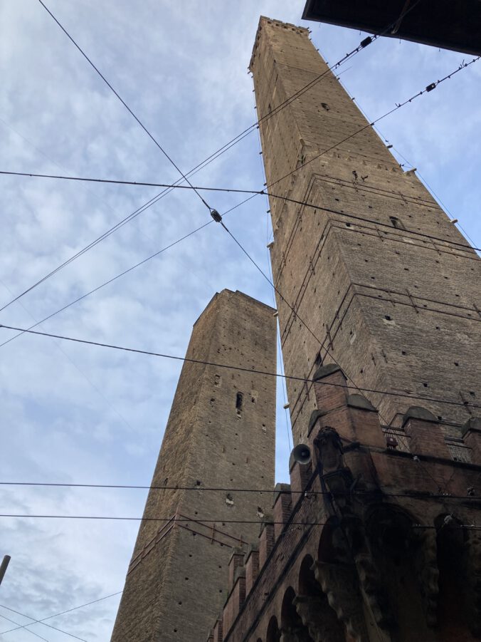 Piazza di Porta Ravegnana mit den zwei Türmen in Bologna