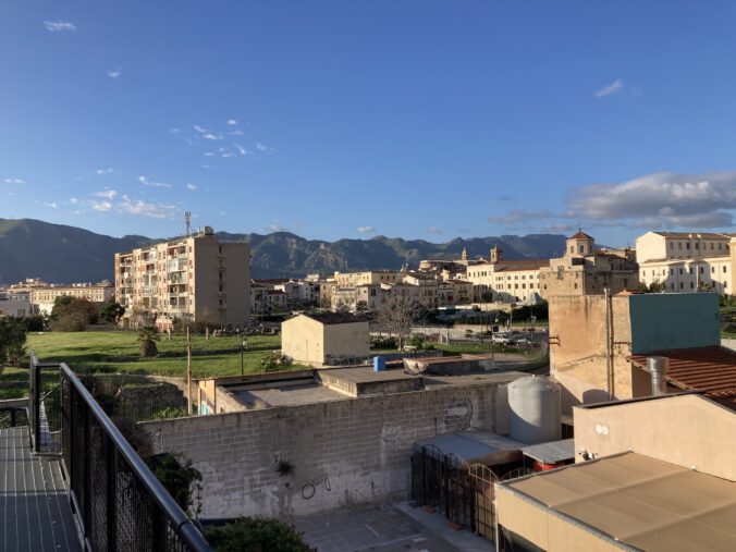 Blick auf Palermo und die Berge vom Dach des Hostels