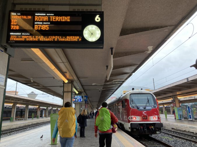 Der Zug nach Rom steht in Palermo zur Abfahrt bereit