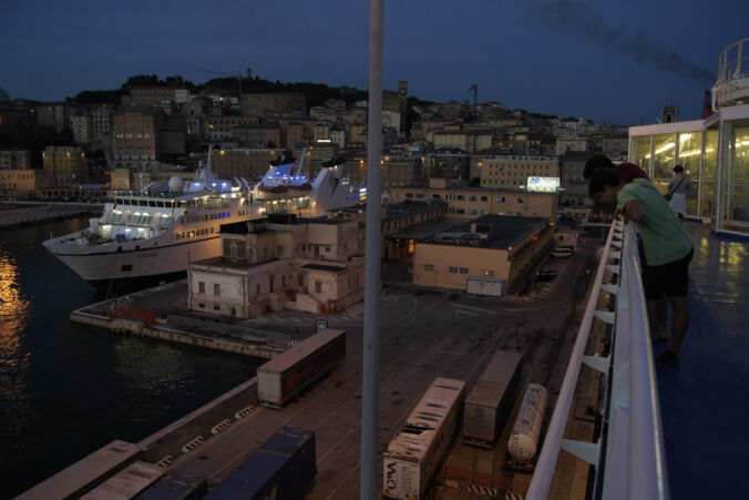 Abfahrt der Fähre nach Griechenland in Ancona