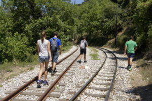 Wandern auf den Schienen, da es keinen Wanderweg gibt