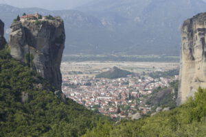 Blick auf Kalambaka und eines der Meteora-Klöster
