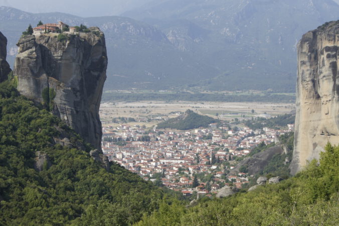 Blick auf Kalambaka und eines der Meteora-Klöster