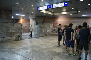 Die U-Bahnhöfe in Sofia gleichen Museen, antike Ruinen wurden in die Bahnhöfe integriert.