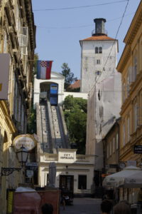 Eine Standseilbahn bringt einen auf den Berg in Zagreb