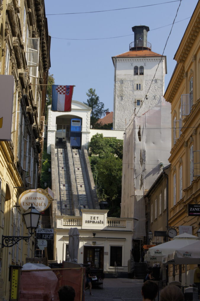 Eine Standseilbahn bringt einen auf den Berg in Zagreb